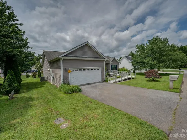 175 Springfield Meadow Dr, Etowah, NC 28729