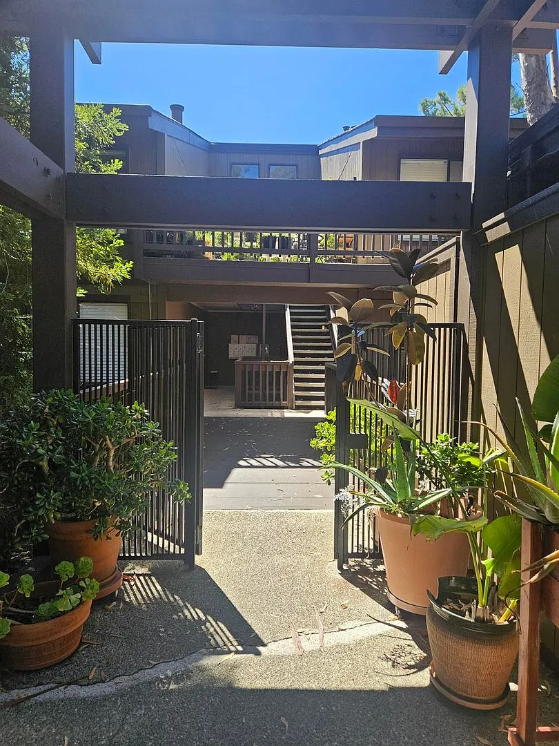 Rarely Available 2 Bedroom 2 Bathroom Brittan Heights Condo — Photo 2