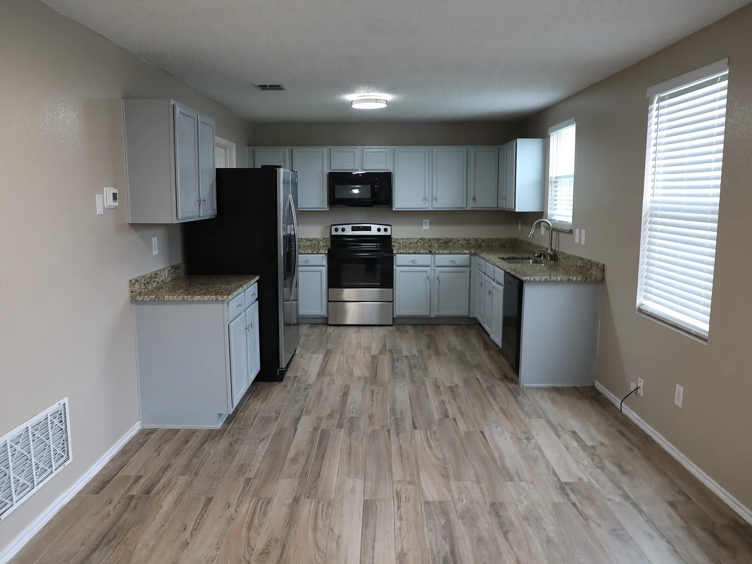 3 bed, 2.5 bath, 2235 sqft, $2,200 — Photo 3