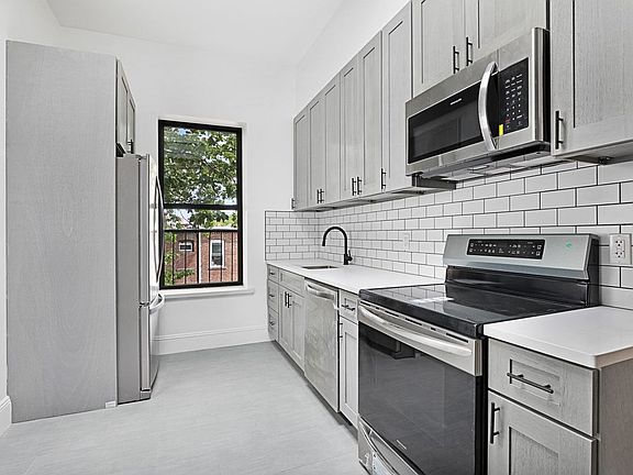 4th image of 443 Jefferson Ave APT 4R