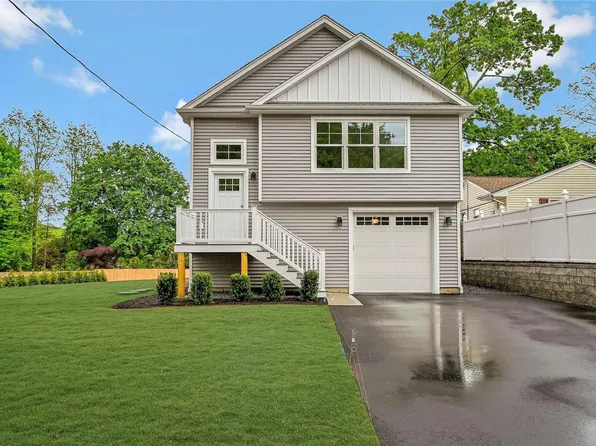 22 Corlett Place, Huntington Station, NY 11746