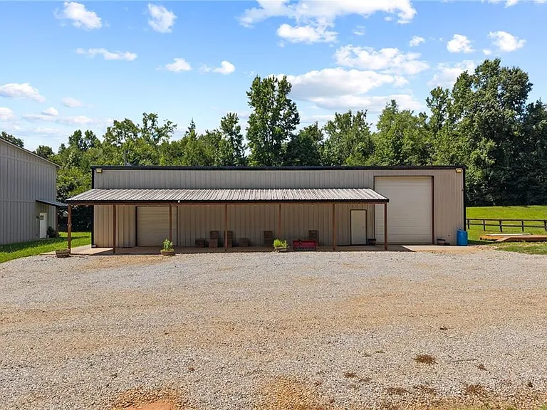 221 Columbus Dr — Photo 46
