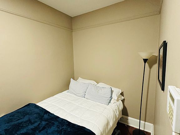 5th image of 1122 N Wood St #1