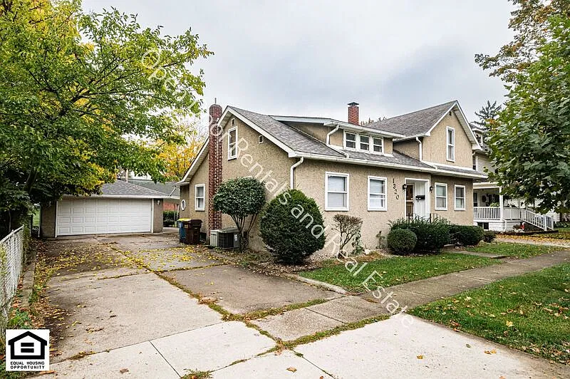 2 bed, 1.0 bath, $1,200 — Photo 2