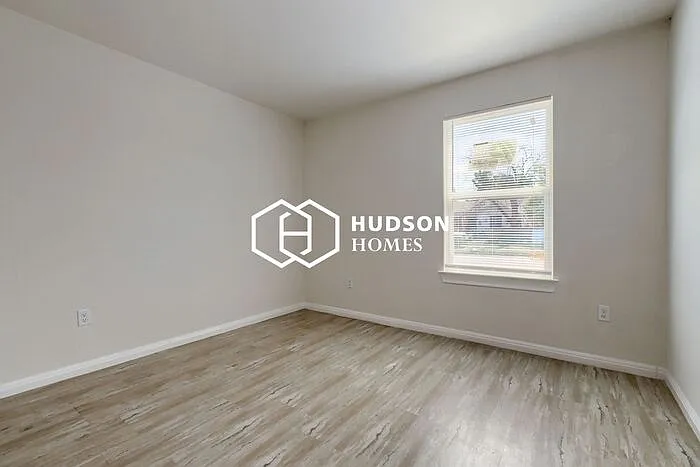 1318 Oak St — Photo 9
