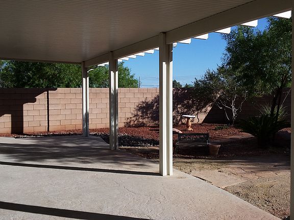 Large covered patio for entertaining
