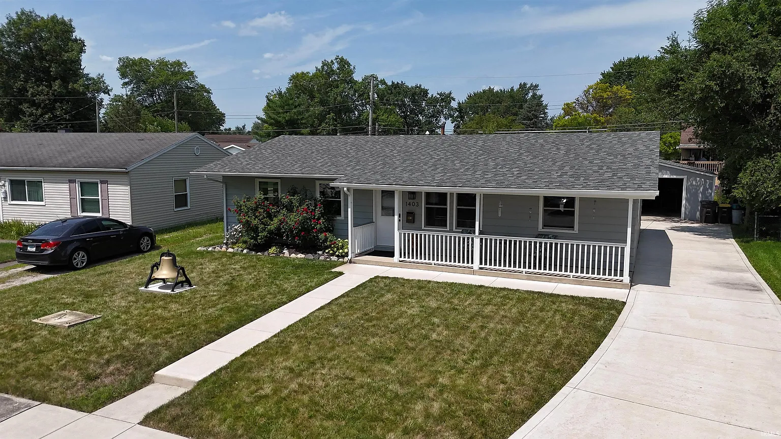 1403 Sycamore Dr photo 1