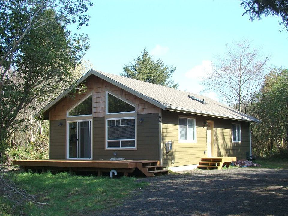 Front of this cute cabin by the beach.