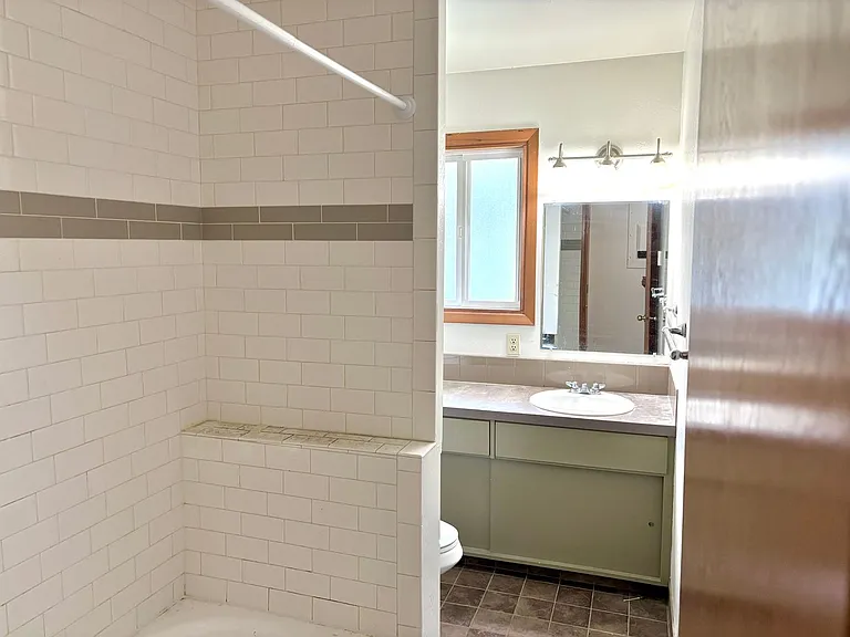 300 Lincoln St — Photo 11
