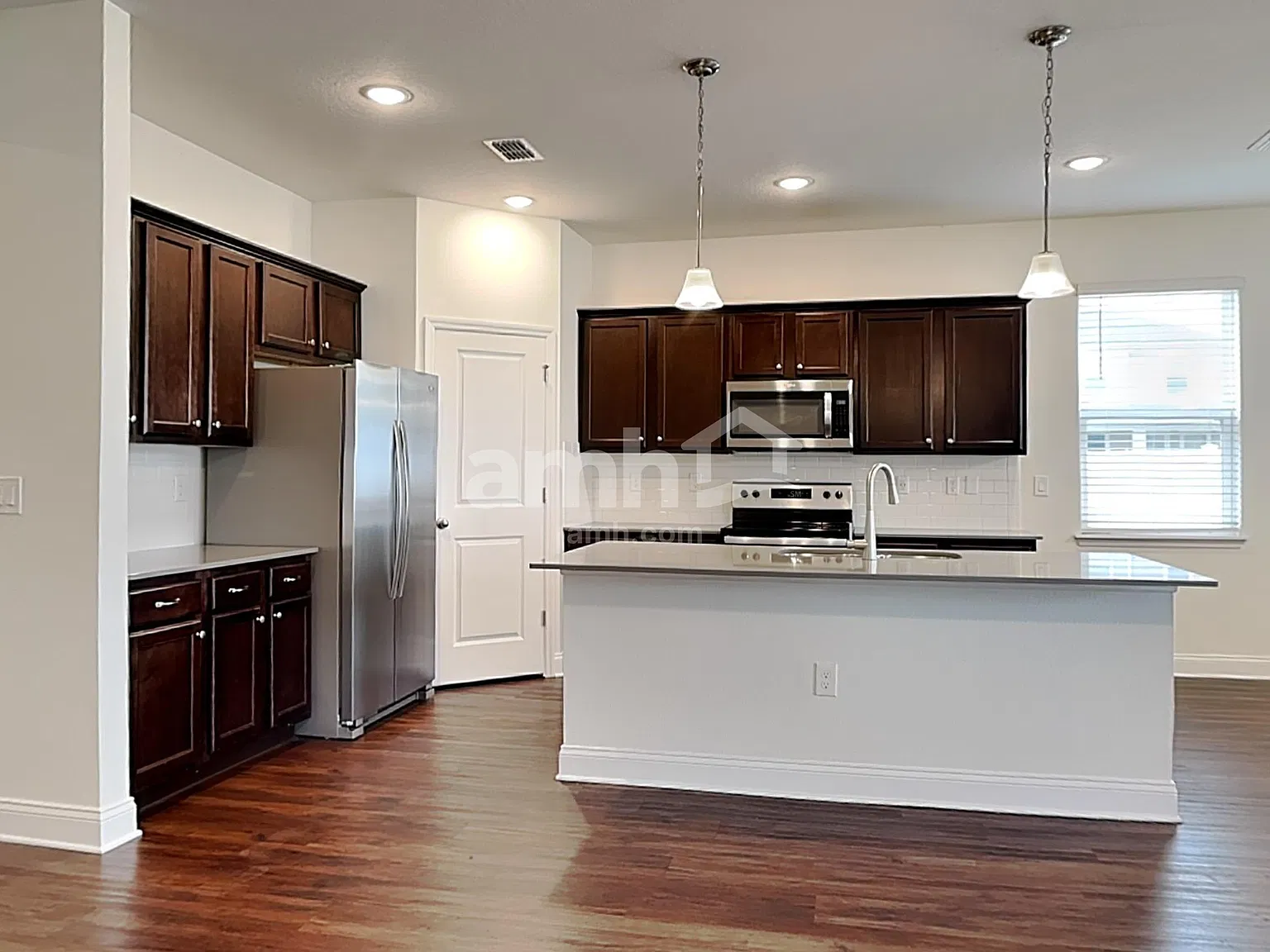 5 bed, 3.0 bath, 2525 sqft, $3,060 — Photo 3