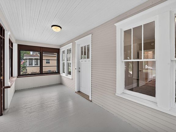 3rd image of 811 8th Ave SE