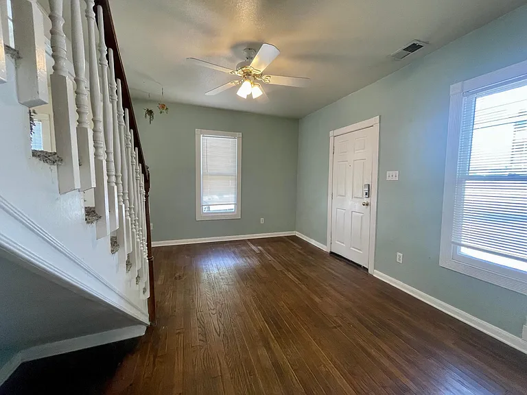 2202 Leon St — Photo 6
