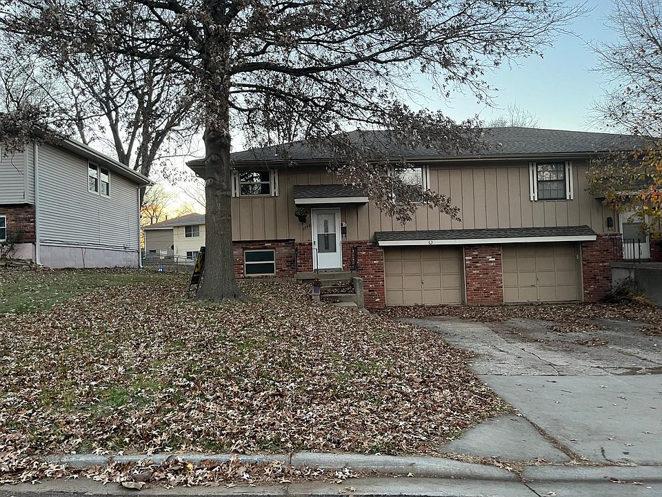 Completely renovated 4 Bedroom 2 Bull bathroom unit! Close to Downtown Overland Park! Furnished Washer / Dryer too!