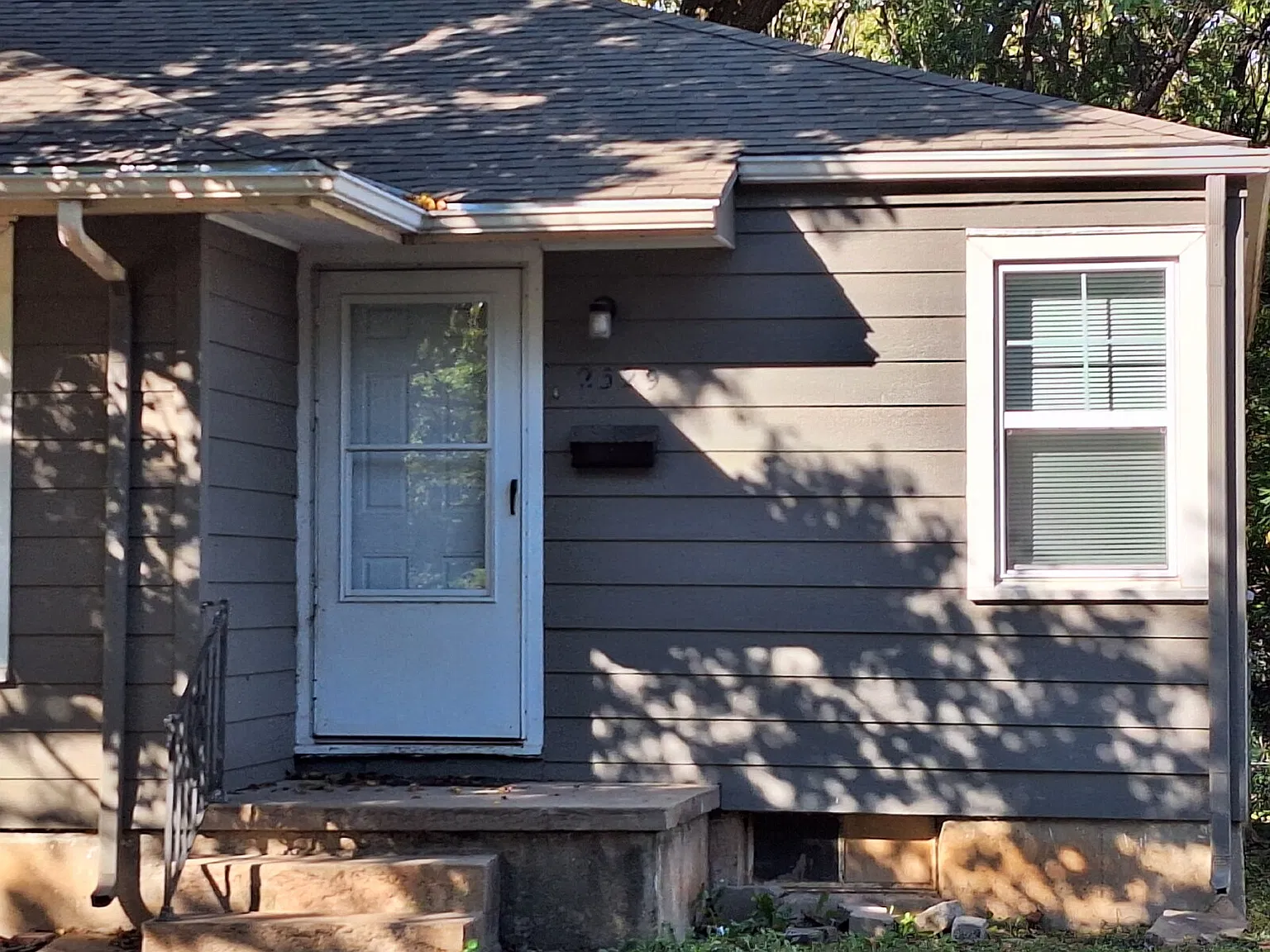 2 bed, 1.0 bath, 727 sqft, $825 — Photo 1