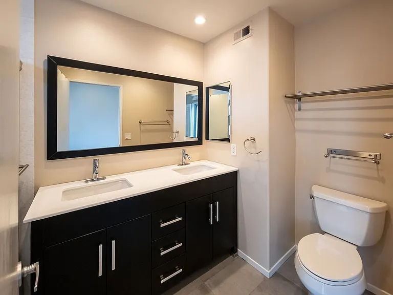 11038 Camarillo St #18 — Photo 26