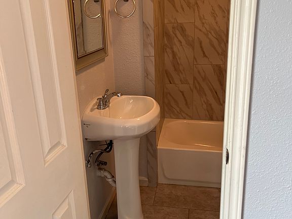 4th image of 511 Schweikhardt St #4