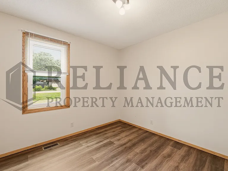516 N Lakeside Dr — Photo 33