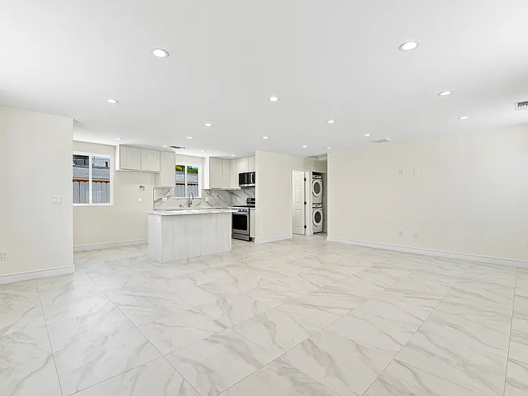 19008 Hartland St #913S38 — Photo 4