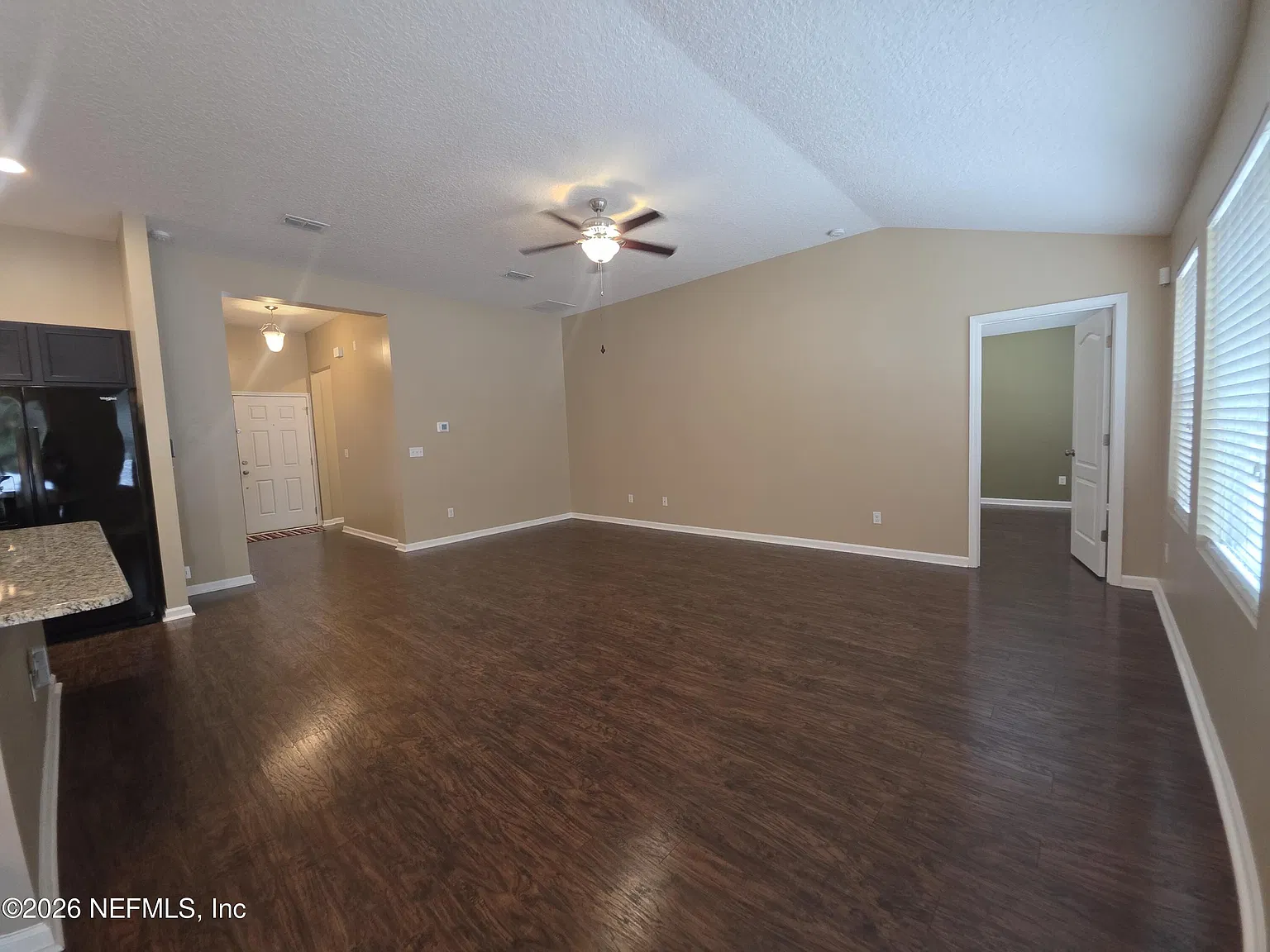 3 bed, 2.0 bath, 1723 sqft, $2,100 — Photo 4