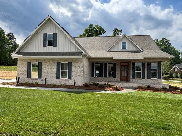 130 Olde Lantern Dr, Winston Salem, NC 27107