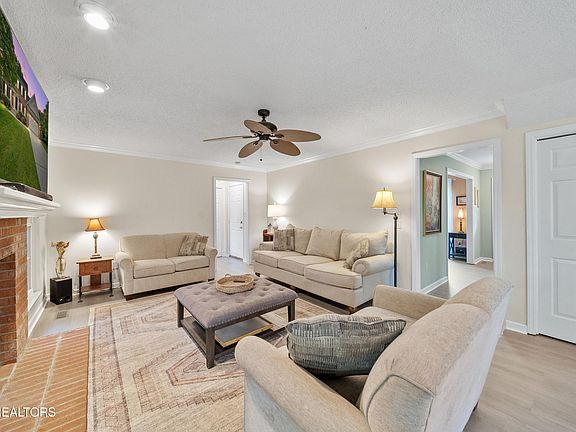 5th image of 8820 Shoreham Blvd