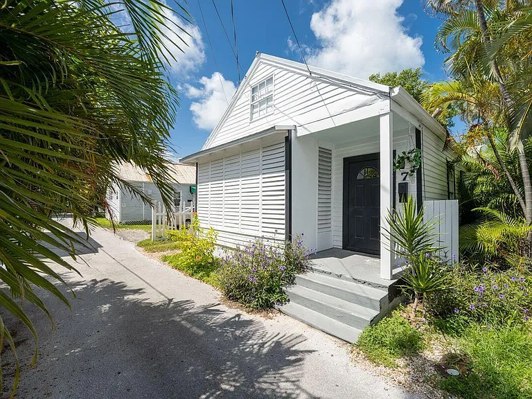 7 Thompson Ln — Photo 2