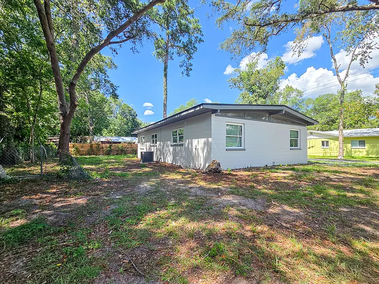3702 NW 22nd Pl — Photo 3