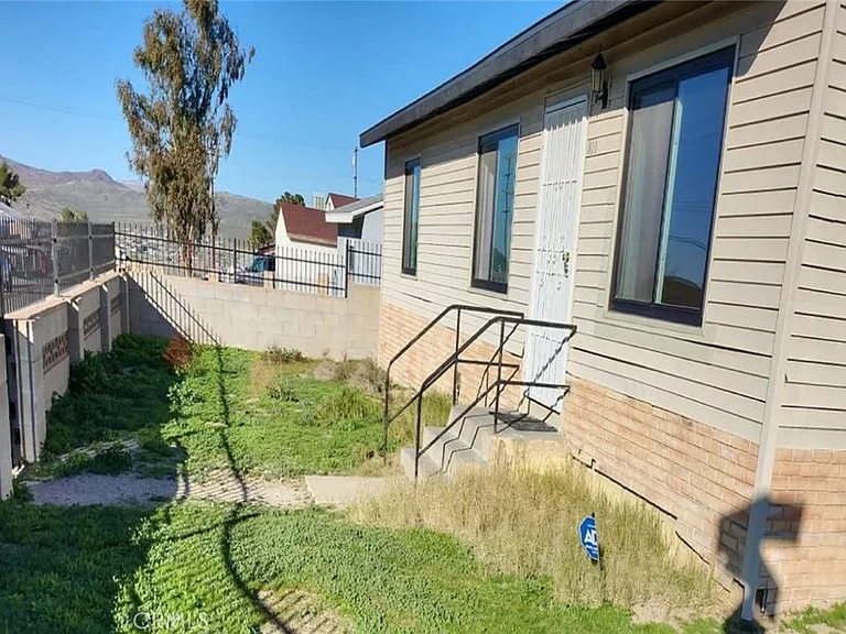 611 Lillian Dr — Photo 3
