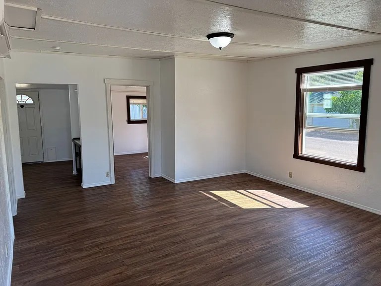 1606 Ash Ave — Photo 3