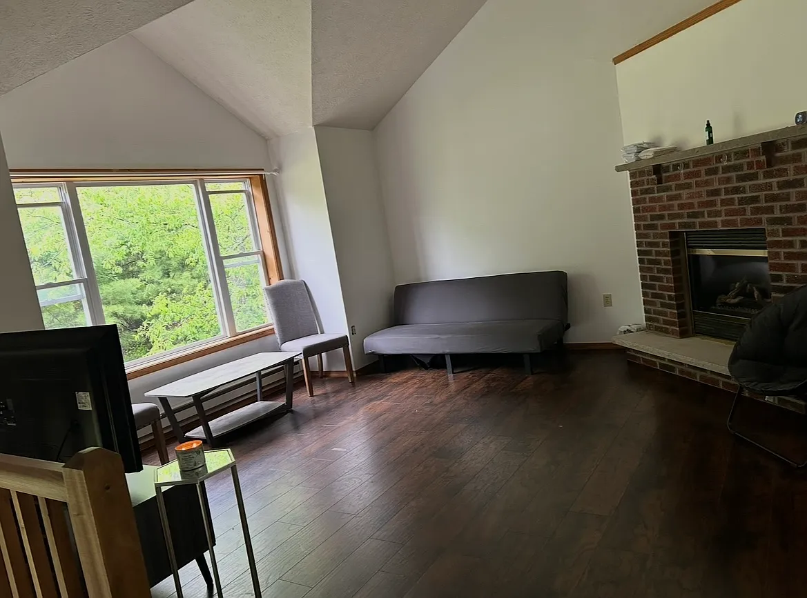 4 bed, 2.5 bath, 1960 sqft, $2,600 — Photo 3