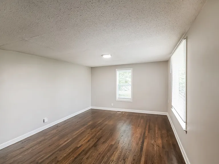 1519053_019_living_room_13123684.jpg