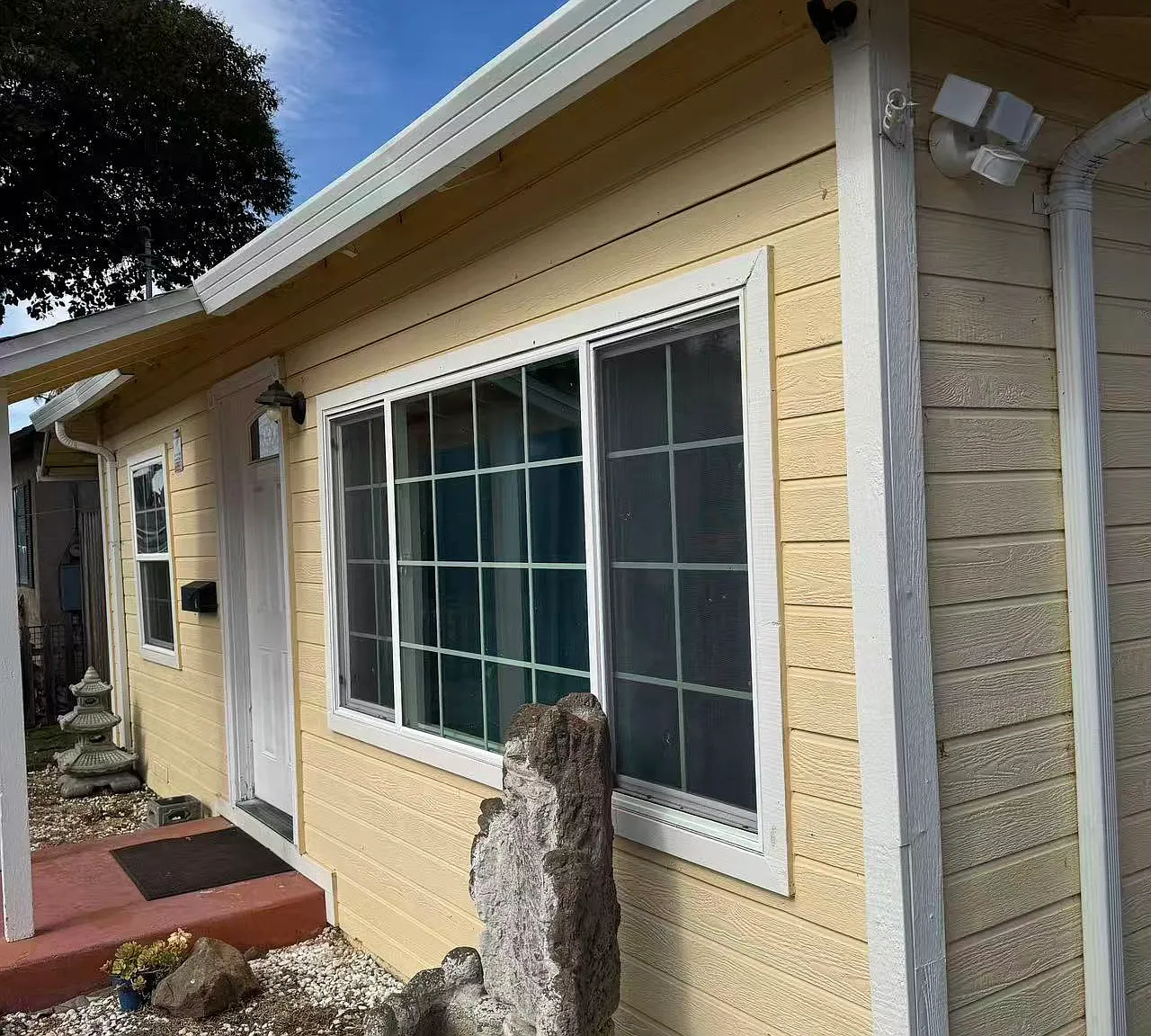 3 bed, 891 sqft, $3,300 — Photo 1