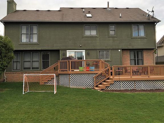 Two tier deck
						:
						Large backyard and golfcourse view