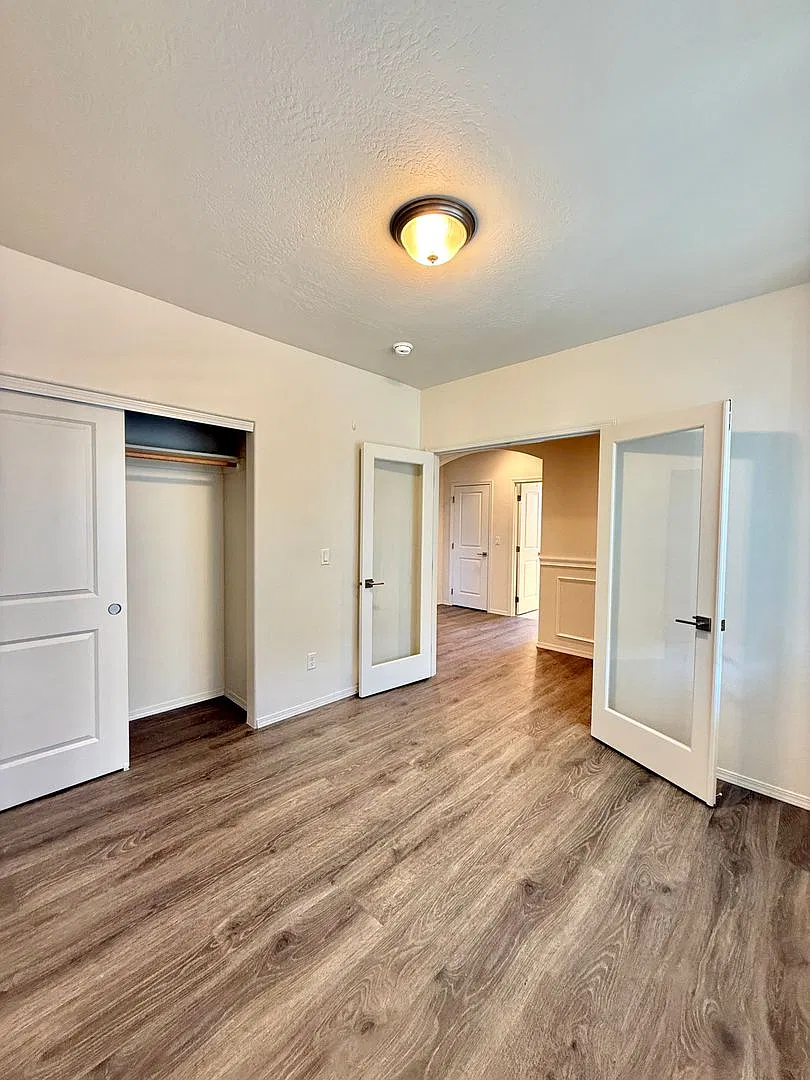 Modern 4 Bedroom, 2 Bathroom Home in East Medford — Photo 4
