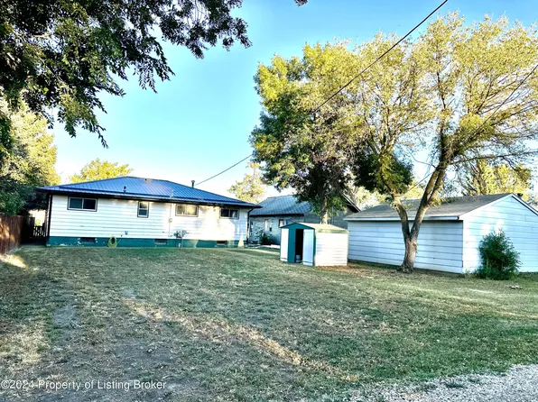 922 2nd Ave E, New England, ND 58647