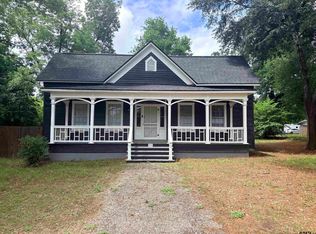 605 E Calvert St, Troup, TX 75789