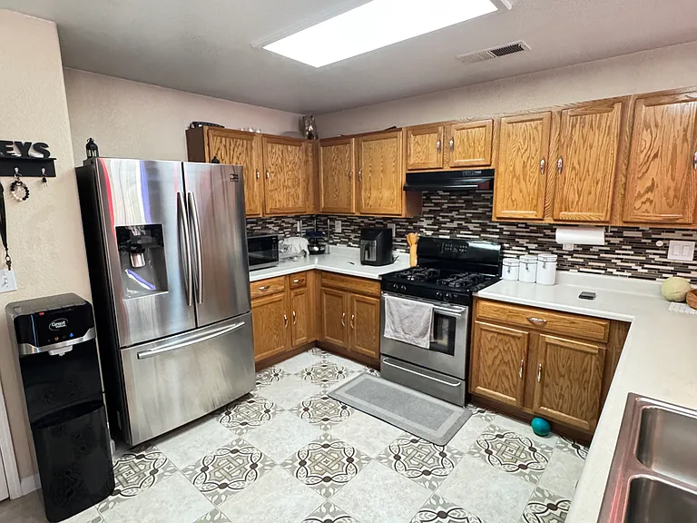 2226 N Vernal Ave — Photo 9