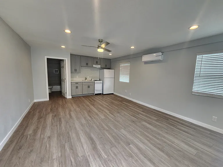 1520 Freeman Ave — Photo 7