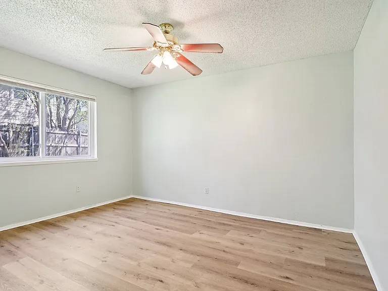 3216 Red Oak Ln — Photo 5