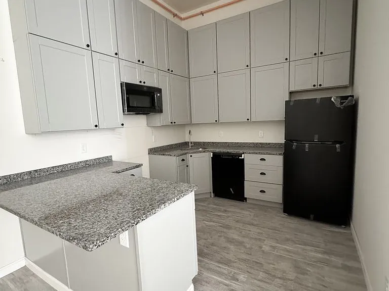 Pine Street Apartments — Photo 2