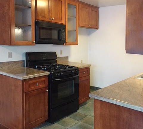 Upgraded oven/gas range and built-in, overhead microwave 