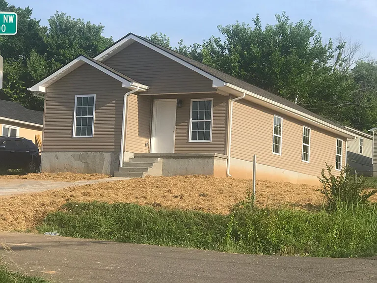 3317 Lyle Ave — Photo 1