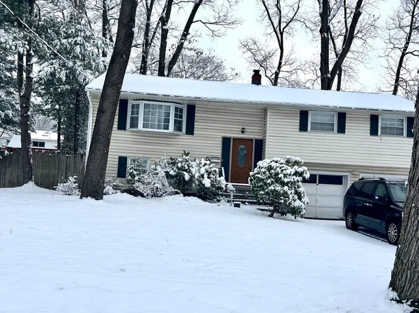 10 Garnet Ter, Livingston, NJ 07039