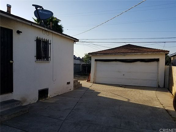 3rd image of 221 E 111th St