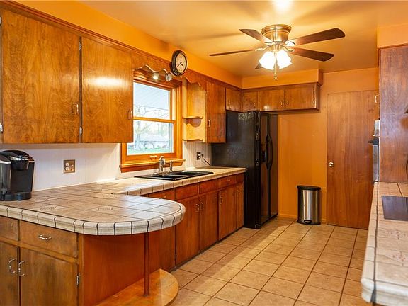 2nd image of 425 Sunrise Dr