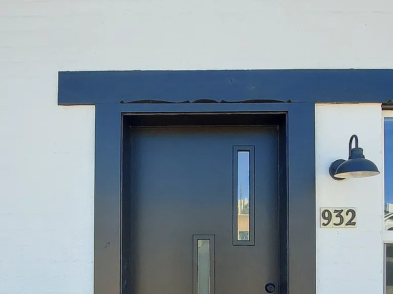 932 E 7th St — Photo 2