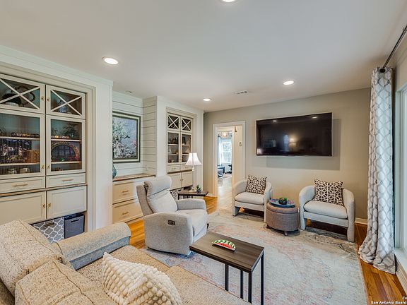 5th image of 141 E EDGEWOOD PL