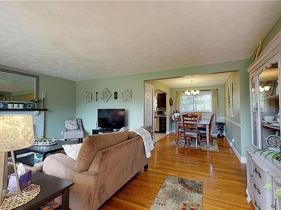 3rd image of 394 Eastview Dr