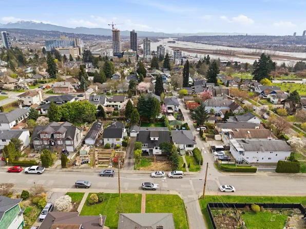 220 Devoy St, New Westminster, BC V3L 4E7