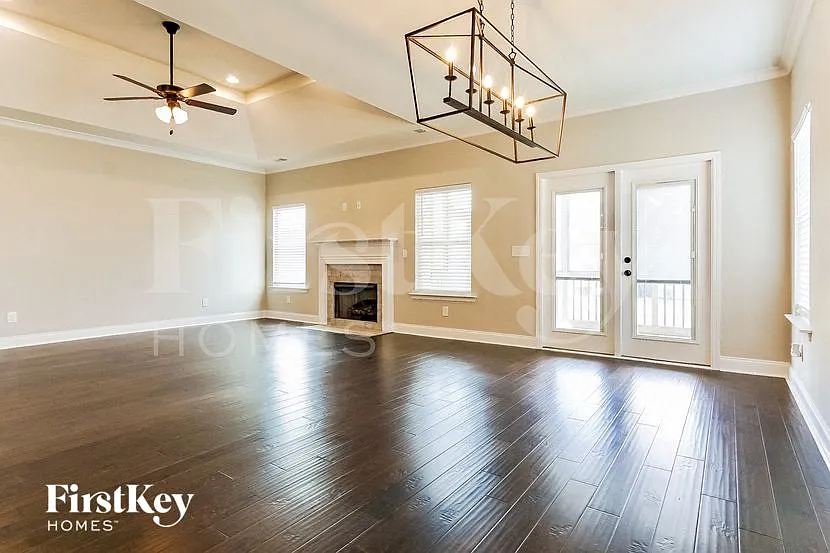 4 bed, 3.0 bath, 2582 sqft, $2,925 — Photo 4